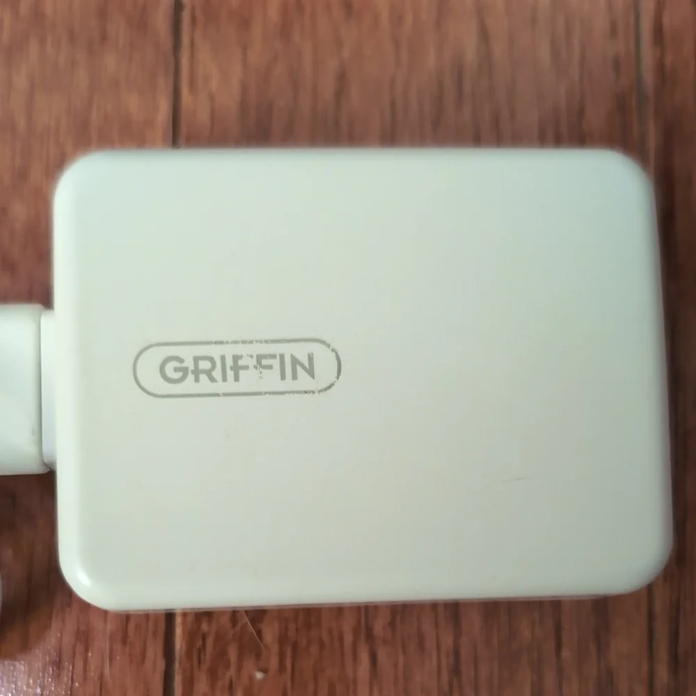 Griffin for Apple Products AC Power White USB Charger Model 17B061001